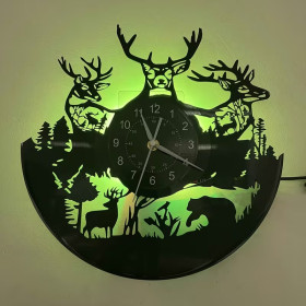 Horloge murale LED cerf et forêt en vinyle 30 cm | 7 couleurs